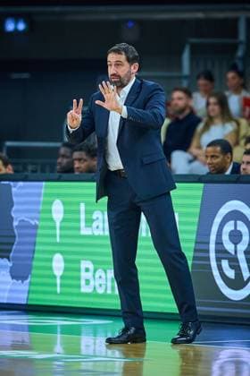 Portrait, Portraet, Freisteller von Frederic Fauthoux (Cosea JL Bourg-en-Bresse, Head Coach), gestikuliert, zeigt an GER, ratiopharm ulm vs. Cosea JL Bourg-en-Bresse, Basketball, 7. Spieltag, BKT EuroCup, Spielzeit 2025 2026, 11.11.2025 GER, ratiopharm ulm vs. Cosea JL Bourg-en-Bresse, Basketball, 7. Spieltag, BKT EuroCup, Spielzeit 2025 2026, 11.11.2025 Neu-Ulm Copyright: xEibner-Pressefoto GeraldxOelze-dexStoppanyx EP_ODS