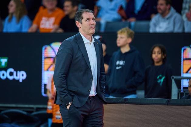 Portrait, Portraet, Freisteller von Ty Harrelson (ratiopharm ulm, Head Coach) GER, ratiopharm ulm vs. Cosea JL Bourg-en-Bresse, Basketball, 7. Spieltag, BKT EuroCup, Spielzeit 2025 2026, 11.11.2025 GER, ratiopharm ulm vs. Cosea JL Bourg-en-Bresse, Basketball, 7. Spieltag, BKT EuroCup, Spielzeit 2025 2026, 11.11.2025 Neu-Ulm Copyright: xEibner-Pressefoto GeraldxOelze-dexStoppanyx EP_ODS
