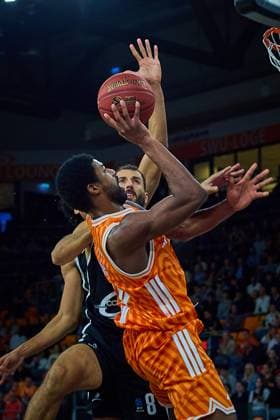 Malik Osborne (ratiopharm ulm, 10) im Zweikampf mit Antony Labanca (Cosea JL Bourg-en-Bresse, 08) unter dem Korb GER, ratiopharm ulm vs. Cosea JL Bourg-en-Bresse, Basketball, 7. Spieltag, BKT EuroCup, Spielzeit 2025 2026, 11.11.2025 GER, ratiopharm ulm vs. Cosea JL Bourg-en-Bresse, Basketball, 7. Spieltag, BKT EuroCup, Spielzeit 2025 2026, 11.11.2025 Neu-Ulm Copyright: xEibner-Pressefoto GeraldxOelze-dexStoppanyx EP_ODS