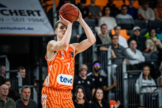 Tobias Jensen (ratiopharm ulm) in Aktion, am Ball, Einzelaktion waehrend des EuroCup spiels zwischen ratiopharm ulm v Cosea JL Bourg-en-Bresse in der ratiopharm Arena am 11. November 2025 in Neu-Ulm, Deutschland. (Foto von Harry Langer DeFodi Images) +++ Tobias Jensen (ratiopharm ulm) controls the Ball during the EuroCup match between ratiopharm ulm v Cosea JL Bourg-en-Bresse at ratiopharm Arena on November 11, 2025 in Neu-Ulm, Germany. (Photo by Harry Langer DeFodi Images) (Photo by Harry Langer DeFodi Images) Tobias Jensen ratiopharm ulm in action, on the ball, individual action during the EuroCup match between ratiopharm ulm v Cosea JL Bourg en Bresse at ratiopharm Arena on November 11, 2025 in Neu Ulm, Germany Photo by Harry Langer DeFodi Images Tobias Jensen ratiopharm ulm controls the Ball during the EuroCup match between ratiopharm ulm v Cosea JL Bourg en Bresse at ratiopharm Arena on November 11, 2025 in Neu Ulm, Germany Photo by Harry Langer DeFodi Images Photo by Harry Langer DeFodi Images