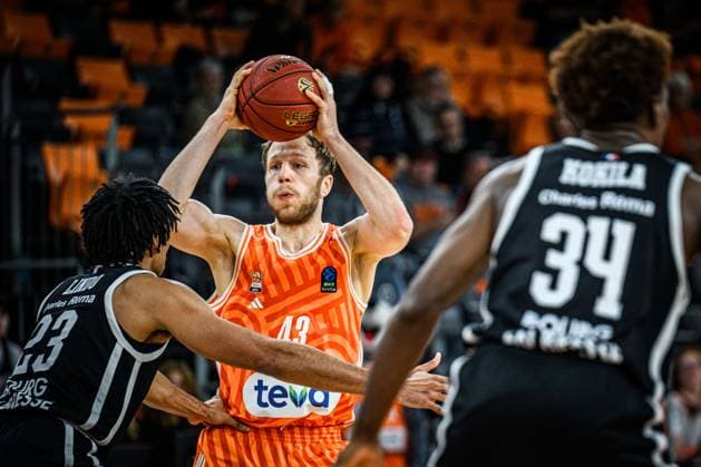 Ricardo Lindo (Cosea JL Bourg-en-Bresse), Christian Sengfelder (ratiopharm ulm) undKevin Kokila (Cosea JL Bourg-en-Bresse) im Zweikampf waehrend des EuroCup spiels zwischen ratiopharm ulm v Cosea JL Bourg-en-Bresse in der ratiopharm Arena am 11. November 2025 in Neu-Ulm, Deutschland. (Foto von Harry Langer DeFodi Images) +++ Ricardo Lindo (Cosea JL Bourg-en-Bresse), Christian Sengfelder (ratiopharm ulm) undKevin Kokila (Cosea JL Bourg-en-Bresse) battle for the ball during the EuroCup match between ratiopharm ulm v Cosea JL Bourg-en-Bresse at ratiopharm Arena on November 11, 2025 in Neu-Ulm, Germany. (Photo by Harry Langer DeFodi Images) (Photo by Harry Langer DeFodi Images) Ricardo Lindo Cosea JL Bourg en Bresse , Christian Sengfelder ratiopharm ulm andKevin Kokila Cosea JL Bourg en Bresse in a duel during the EuroCup match between ratiopharm ulm v Cosea JL Bourg en Bresse at ratiopharm Arena on November 11, 2025 in Neu Ulm, Germany Photo by Harry Langer DeFodi Images Ricardo Lindo Cosea JL Bourg en Bresse , Christian Sengfelder ratiopharm ulm andKevin Kokila Cosea JL Bourg en Bresse battle for the ball during the EuroCup match between ratiopharm ulm v Cosea JL Bourg en Bresse at ratiopharm Arena on November 11, 2025 in Neu Ulm, Germany Photo by Harry Langer DeFodi Images Photo by Harry Langer DeFodi Images