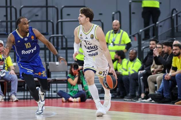 Tarik Biberovic (Fenerbahce Beko Istanbul, 13) mit Ball mit OShae J. Brissett (Maccabi Rapyd Tel Aviv, 10), GER, Fenerbahce Beko Istanbul vs. Maccabi Rapyd Tel Aviv, Basketball, Euroleague, 10. Spieltag, Saison 2025 2026, 11.11.2025, GER, Fenerbahce Beko Istanbul vs. Maccabi Rapyd Tel Aviv, Basketball, Euroleague, 10. Spieltag, Saison 2025 2026, 11.11.2025 Muenchen Copyright: xEibner-Pressefoto JennixMaulx EP_JML