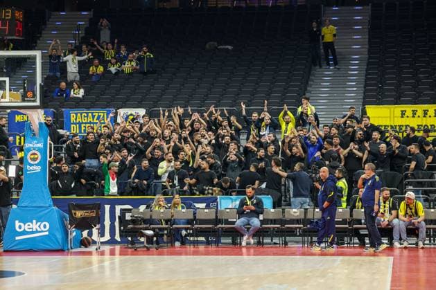 Fanblock von Fenerbahce, GER, Fenerbahce Beko Istanbul vs. Maccabi Rapyd Tel Aviv, Basketball, Euroleague, 10. Spieltag, Saison 2025 2026, 11.11.2025, GER, Fenerbahce Beko Istanbul vs. Maccabi Rapyd Tel Aviv, Basketball, Euroleague, 10. Spieltag, Saison 2025 2026, 11.11.2025 Muenchen Copyright: xEibner-Pressefoto JennixMaulx EP_JML