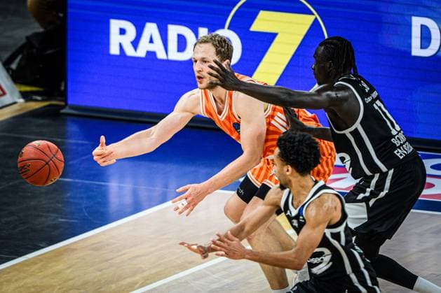 Christian Sengfelder (ratiopharm ulm), Darius McGhee (Cosea JL Bourg-en-Bresse) und Both Gach (Cosea JL Bourg-en-Bresse) im Zweikampf waehrend des EuroCup spiels zwischen ratiopharm ulm v Cosea JL Bourg-en-Bresse in der ratiopharm Arena am 11. November 2025 in Neu-Ulm, Deutschland. (Foto von Harry Langer DeFodi Images) +++ Christian Sengfelder (ratiopharm ulm), Darius McGhee (Cosea JL Bourg-en-Bresse) und Both Gach (Cosea JL Bourg-en-Bresse) battle for the ball during the EuroCup match between ratiopharm ulm v Cosea JL Bourg-en-Bresse at ratiopharm Arena on November 11, 2025 in Neu-Ulm, Germany. (Photo by Harry Langer DeFodi Images) (Photo by Harry Langer DeFodi Images) Christian Sengfelder ratiopharm ulm , Darius McGhee Cosea JL Bourg en Bresse and Both Gach Cosea JL Bourg en Bresse in a duel during the EuroCup match between ratiopharm ulm v Cosea JL Bourg en Bresse at ratiopharm Arena on November 11, 2025 in Neu Ulm, Germany Photo by Harry Langer DeFodi Images Christian Sengfelder ratiopharm ulm , Darius McGhee Cosea JL Bourg en Bresse and Both Gach Cosea JL Bourg en Bresse battle for the ball during the EuroCup match between ratiopharm ulm v Cosea JL Bourg en Bresse at ratiopharm Arena on November 11, 2025 in Neu Ulm, Germany Photo by Harry Langer DeFodi Images Photo by Harry Langer DeFodi Images