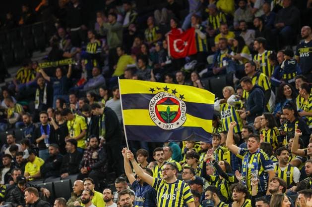 Fans von Fenerbahce Instanbul mit Fahne, GER, Fenerbahce Beko Istanbul vs. Maccabi Rapyd Tel Aviv, Basketball, Euroleague, 10. Spieltag, Saison 2025 2026, 11.11.2025, GER, Fenerbahce Beko Istanbul vs. Maccabi Rapyd Tel Aviv, Basketball, Euroleague, 10. Spieltag, Saison 2025 2026, 11.11.2025 Muenchen Copyright: xEibner-Pressefoto JennixMaulx EP_JML