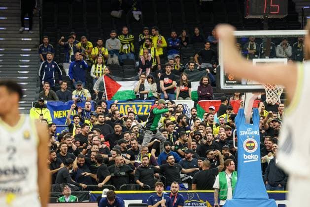 Der Fanblock von Fenerbahce Istanbul GER, Fenerbahce Beko Istanbul vs. Maccabi Rapyd Tel Aviv, Basketball, Euroleague, 10. Spieltag, Saison 2025 2026, 11.11.2025, GER, Fenerbahce Beko Istanbul vs. Maccabi Rapyd Tel Aviv, Basketball, Euroleague, 10. Spieltag, Saison 2025 2026, 11.11.2025 Muenchen Copyright: xEibner-Pressefoto JennixMaulx EP_JML