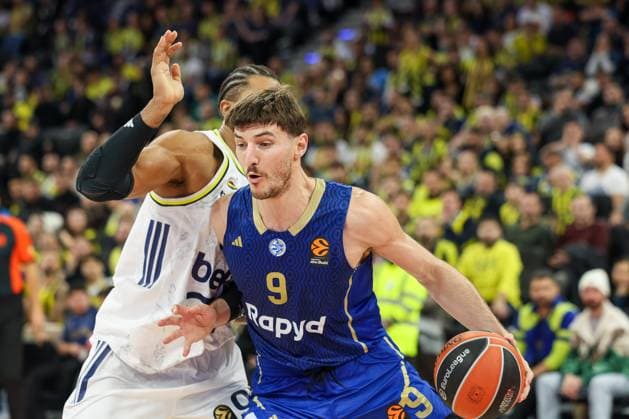 Roman Sorkin (Maccabi Rapyd Tel Aviv, 09) mit Ball mit Khem Birch (Fenerbahce Beko Istanbul, 92), GER, Fenerbahce Beko Istanbul vs. Maccabi Rapyd Tel Aviv, Basketball, Euroleague, 10. Spieltag, Saison 2025 2026, 11.11.2025, GER, Fenerbahce Beko Istanbul vs. Maccabi Rapyd Tel Aviv, Basketball, Euroleague, 10. Spieltag, Saison 2025 2026, 11.11.2025 Muenchen Copyright: xEibner-Pressefoto JennixMaulx EP_JML
