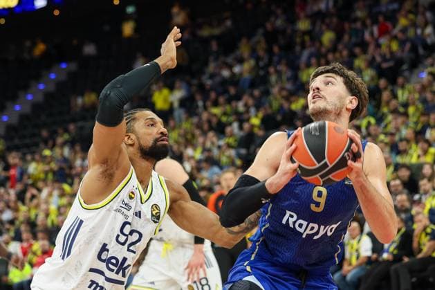 Roman Sorkin (Maccabi Rapyd Tel Aviv, 09) mit Ball mit Khem Birch (Fenerbahce Beko Istanbul, 92), GER, Fenerbahce Beko Istanbul vs. Maccabi Rapyd Tel Aviv, Basketball, Euroleague, 10. Spieltag, Saison 2025 2026, 11.11.2025, GER, Fenerbahce Beko Istanbul vs. Maccabi Rapyd Tel Aviv, Basketball, Euroleague, 10. Spieltag, Saison 2025 2026, 11.11.2025 Muenchen Copyright: xEibner-Pressefoto JennixMaulx EP_JML