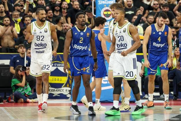 Devon Hall (Fenerbahce Beko Istanbul, 20) bejubelt einen Treffer, mit Khem Birch (Fenerbahce Beko Istanbul, 92) und Jimmy Clark (Maccabi Rapyd Tel Aviv, 02), mi t mac04, GER, Fenerbahce Beko Istanbul vs. Maccabi Rapyd Tel Aviv, Basketball, Euroleague, 10. Spieltag, Saison 2025 2026, 11.11.2025, GER, Fenerbahce Beko Istanbul vs. Maccabi Rapyd Tel Aviv, Basketball, Euroleague, 10. Spieltag, Saison 2025 2026, 11.11.2025 Muenchen Copyright: xEibner-Pressefoto JennixMaulx EP_JML