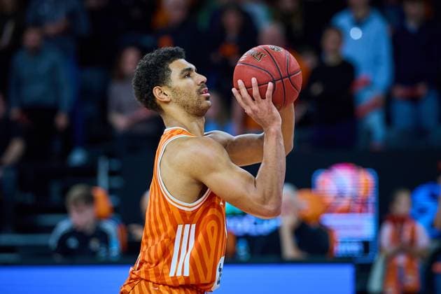 Mark Smith (ratiopharm ulm, 13) beim Freiwurf GER, ratiopharm ulm vs. Cosea JL Bourg-en-Bresse, Basketball, 7. Spieltag, BKT EuroCup, Spielzeit 2025 2026, 11.11.2025 GER, ratiopharm ulm vs. Cosea JL Bourg-en-Bresse, Basketball, 7. Spieltag, BKT EuroCup, Spielzeit 2025 2026, 11.11.2025 Neu-Ulm Copyright: xEibner-Pressefoto GeraldxOelze-dexStoppanyx EP_ODS