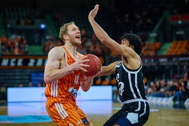 Zweikampf, Duell zwischen Christian Sengfelder (ratiopharm ulm, 43) und Rickardo Lindo (Cosea JL Bourg-en-Bresse, 23) GER, ratiopharm ulm vs. Cosea JL Bourg-en-Bresse, Basketball, 7. Spieltag, BKT EuroCup, Spielzeit 2025 2026, 11.11.2025 GER, ratiopharm ulm vs. Cosea JL Bourg-en-Bresse, Basketball, 7. Spieltag, BKT EuroCup, Spielzeit 2025 2026, 11.11.2025 Neu-Ulm Copyright: xEibner-Pressefoto GeraldxOelze-dexStoppanyx EP_ODS
