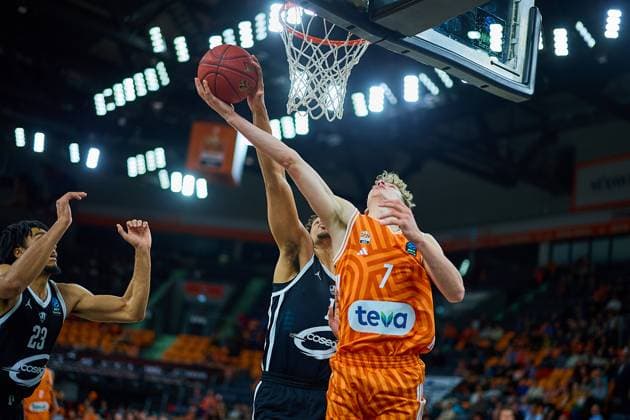 Vincent Mitchell (Cosea JL Bourg-en-Bresse, 01) blockt Tobias Jensen (ratiopharm ulm, 07) GER, ratiopharm ulm vs. Cosea JL Bourg-en-Bresse, Basketball, 7. Spieltag, BKT EuroCup, Spielzeit 2025 2026, 11.11.2025 GER, ratiopharm ulm vs. Cosea JL Bourg-en-Bresse, Basketball, 7. Spieltag, BKT EuroCup, Spielzeit 2025 2026, 11.11.2025 Neu-Ulm Copyright: xEibner-Pressefoto GeraldxOelze-dexStoppanyx EP_ODS