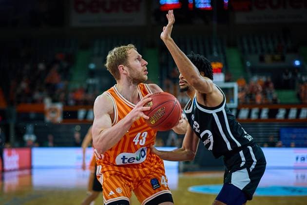 Zweikampf, Duell zwischen Christian Sengfelder (ratiopharm ulm, 43) und Rickardo Lindo (Cosea JL Bourg-en-Bresse, 23) GER, ratiopharm ulm vs. Cosea JL Bourg-en-Bresse, Basketball, 7. Spieltag, BKT EuroCup, Spielzeit 2025 2026, 11.11.2025 GER, ratiopharm ulm vs. Cosea JL Bourg-en-Bresse, Basketball, 7. Spieltag, BKT EuroCup, Spielzeit 2025 2026, 11.11.2025 Neu-Ulm Copyright: xEibner-Pressefoto GeraldxOelze-dexStoppanyx EP_ODS