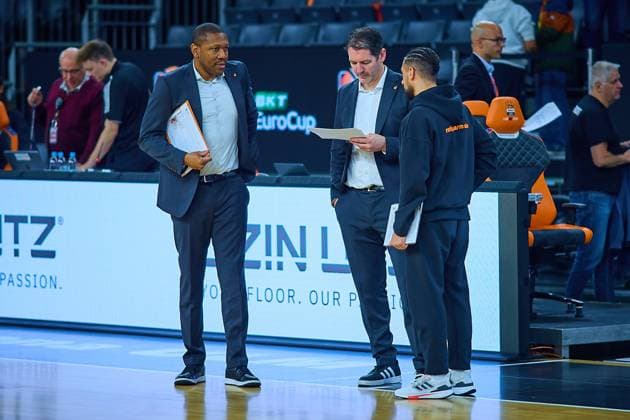 Tyron McCoy (ratiopharm ulm, Assistant Coach), Ty Harrelson (ratiopharm ulm, Head Coach) nach Spielende GER, ratiopharm ulm vs. Cosea JL Bourg-en-Bresse, Basketball, 7. Spieltag, BKT EuroCup, Spielzeit 2025 2026, 11.11.2025 GER, ratiopharm ulm vs. Cosea JL Bourg-en-Bresse, Basketball, 7. Spieltag, BKT EuroCup, Spielzeit 2025 2026, 11.11.2025 Neu-Ulm Copyright: xEibner-Pressefoto GeraldxOelze-dexStoppanyx EP_ODS