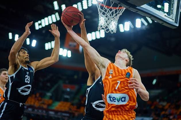 Vincent Mitchell (Cosea JL Bourg-en-Bresse, 01) blockt Tobias Jensen (ratiopharm ulm, 07) GER, ratiopharm ulm vs. Cosea JL Bourg-en-Bresse, Basketball, 7. Spieltag, BKT EuroCup, Spielzeit 2025 2026, 11.11.2025 GER, ratiopharm ulm vs. Cosea JL Bourg-en-Bresse, Basketball, 7. Spieltag, BKT EuroCup, Spielzeit 2025 2026, 11.11.2025 Neu-Ulm Copyright: xEibner-Pressefoto GeraldxOelze-dexStoppanyx EP_ODS