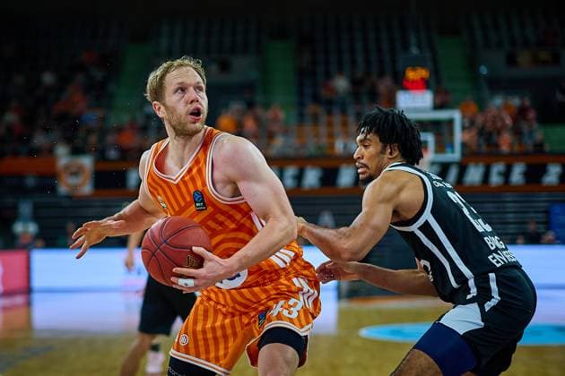 Zweikampf, Duell zwischen Christian Sengfelder (ratiopharm ulm, 43) und Rickardo Lindo (Cosea JL Bourg-en-Bresse, 23) GER, ratiopharm ulm vs. Cosea JL Bourg-en-Bresse, Basketball, 7. Spieltag, BKT EuroCup, Spielzeit 2025 2026, 11.11.2025 GER, ratiopharm ulm vs. Cosea JL Bourg-en-Bresse, Basketball, 7. Spieltag, BKT EuroCup, Spielzeit 2025 2026, 11.11.2025 Neu-Ulm Copyright: xEibner-Pressefoto GeraldxOelze-dexStoppanyx EP_ODS