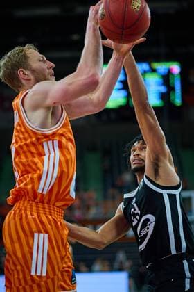 Zweikampf, Duell zwischen Christian Sengfelder (ratiopharm ulm, 43) und Rickardo Lindo (Cosea JL Bourg-en-Bresse, 23) GER, ratiopharm ulm vs. Cosea JL Bourg-en-Bresse, Basketball, 7. Spieltag, BKT EuroCup, Spielzeit 2025 2026, 11.11.2025 GER, ratiopharm ulm vs. Cosea JL Bourg-en-Bresse, Basketball, 7. Spieltag, BKT EuroCup, Spielzeit 2025 2026, 11.11.2025 Neu-Ulm Copyright: xEibner-Pressefoto GeraldxOelze-dexStoppanyx EP_ODS