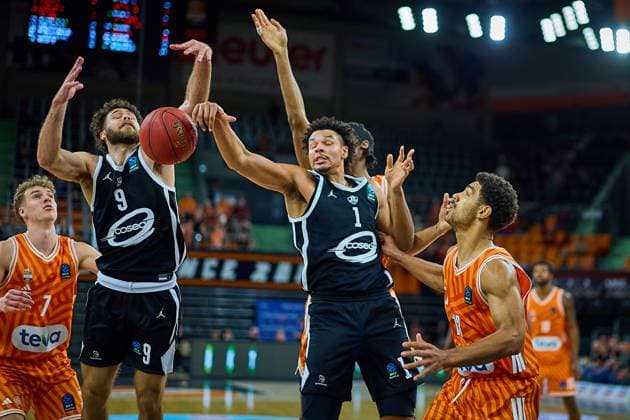 Abwehrarbeit von William McDonwell-White (Cosea JL Bourg-en-Bresse, 09) und Vincent Mitchell (Cosea JL Bourg-en-Bresse, 01) gegen Tobias Jensen (ratiopharm ulm, 07) und Mark Smith (ratiopharm ulm, 13) GER, ratiopharm ulm vs. Cosea JL Bourg-en-Bresse, Basketball, 7. Spieltag, BKT EuroCup, Spielzeit 2025 2026, 11.11.2025 GER, ratiopharm ulm vs. Cosea JL Bourg-en-Bresse, Basketball, 7. Spieltag, BKT EuroCup, Spielzeit 2025 2026, 11.11.2025 Neu-Ulm Copyright: xEibner-Pressefoto GeraldxOelze-dexStoppanyx EP_ODS
