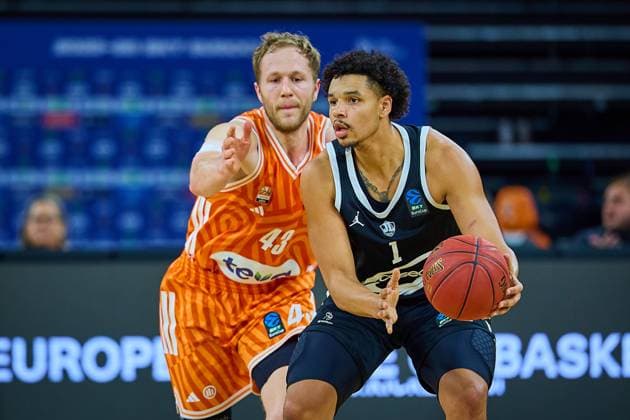 Christian Sengfelder (ratiopharm ulm, 43) in der Defensive gegen Vincent Mitchell (Cosea JL Bourg-en-Bresse, 01) GER, ratiopharm ulm vs. Cosea JL Bourg-en-Bresse, Basketball, 7. Spieltag, BKT EuroCup, Spielzeit 2025 2026, 11.11.2025 GER, ratiopharm ulm vs. Cosea JL Bourg-en-Bresse, Basketball, 7. Spieltag, BKT EuroCup, Spielzeit 2025 2026, 11.11.2025 Neu-Ulm Copyright: xEibner-Pressefoto GeraldxOelze-dexStoppanyx EP_ODS