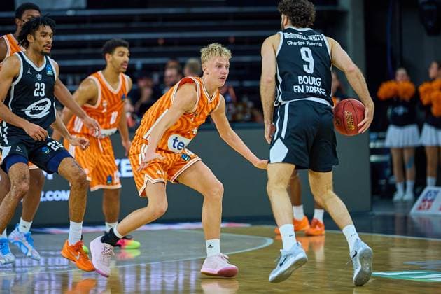 Teo Milicic (ratiopharm ulm, 44) konzentriert auf den Ball von William McDonwell-White (Cosea JL Bourg-en-Bresse, 09) GER, ratiopharm ulm vs. Cosea JL Bourg-en-Bresse, Basketball, 7. Spieltag, BKT EuroCup, Spielzeit 2025 2026, 11.11.2025 GER, ratiopharm ulm vs. Cosea JL Bourg-en-Bresse, Basketball, 7. Spieltag, BKT EuroCup, Spielzeit 2025 2026, 11.11.2025 Neu-Ulm Copyright: xEibner-Pressefoto GeraldxOelze-dexStoppanyx EP_ODS