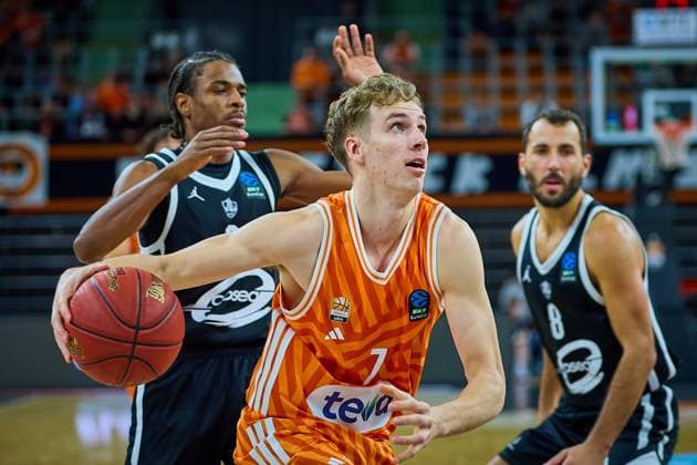 Tobias Jensen (ratiopharm ulm, 07) setzt sich Dunking, Dunk, von rch GER, ratiopharm ulm vs. Cosea JL Bourg-en-Bresse, Basketball, 7. Spieltag, BKT EuroCup, Spielzeit 2025 2026, 11.11.2025 GER, ratiopharm ulm vs. Cosea JL Bourg-en-Bresse, Basketball, 7. Spieltag, BKT EuroCup, Spielzeit 2025 2026, 11.11.2025 Neu-Ulm Copyright: xEibner-Pressefoto GeraldxOelze-dexStoppanyx EP_ODS