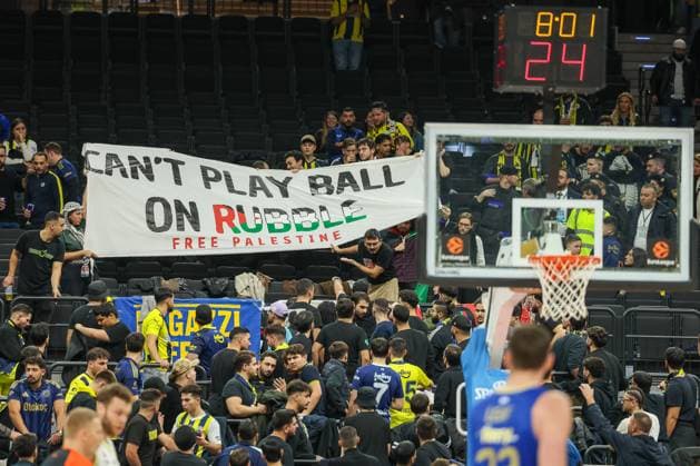 Banner mit der Aufschrift Free Palestine hinter dem Fanblock von Fenerbahce Istanbul, Aktivisten, Polizeieisatz, GER, Fenerbahce Beko Istanbul vs. Maccabi Rapyd Tel Aviv, Basketball, Euroleague, 10. Spieltag, Saison 2025 2026, 11.11.2025, GER, Fenerbahce Beko Istanbul vs. Maccabi Rapyd Tel Aviv, Basketball, Euroleague, 10. Spieltag, Saison 2025 2026, 11.11.2025 Muenchen Copyright: xEibner-Pressefoto JennixMaulx EP_JML