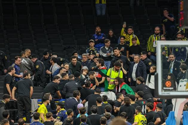Free Palestine Aktivisten hinter dem Fanblock von Fenerbahce Istanbul, Polizeieisatz, GER, Fenerbahce Beko Istanbul vs. Maccabi Rapyd Tel Aviv, Basketball, Euroleague, 10. Spieltag, Saison 2025 2026, 11.11.2025, GER, Fenerbahce Beko Istanbul vs. Maccabi Rapyd Tel Aviv, Basketball, Euroleague, 10. Spieltag, Saison 2025 2026, 11.11.2025 Muenchen Copyright: xEibner-Pressefoto JennixMaulx EP_JML