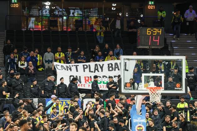 Free Palestine Aktivisten mit Banner hinter dem Fanblock von Fenerbahce Istanbul, Polizeieisatz, GER, Fenerbahce Beko Istanbul vs. Maccabi Rapyd Tel Aviv, Basketball, Euroleague, 10. Spieltag, Saison 2025 2026, 11.11.2025, GER, Fenerbahce Beko Istanbul vs. Maccabi Rapyd Tel Aviv, Basketball, Euroleague, 10. Spieltag, Saison 2025 2026, 11.11.2025 Muenchen Copyright: xEibner-Pressefoto JennixMaulx EP_JML