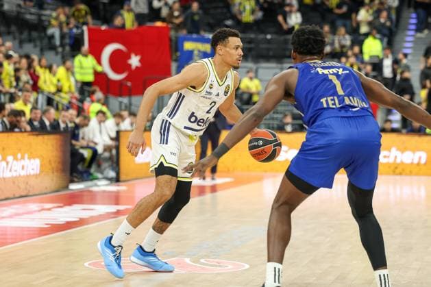 Wade Baldwin (Fenerbahce Beko Istanbul, 02) mit Ball mit Jaylen Hoard (Maccabi Rapyd Tel Aviv, 01), GER, Fenerbahce Beko Istanbul vs. Maccabi Rapyd Tel Aviv, Basketball, Euroleague, 10. Spieltag, Saison 2025 2026, 11.11.2025, GER, Fenerbahce Beko Istanbul vs. Maccabi Rapyd Tel Aviv, Basketball, Euroleague, 10. Spieltag, Saison 2025 2026, 11.11.2025 Muenchen Copyright: xEibner-Pressefoto JennixMaulx EP_JML