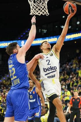 Wade Baldwin (Fenerbahce Beko Istanbul, 02) mit Ball am Korb mit TJ Leaf (Maccabi Rapyd Tel Aviv, 22), GER, Fenerbahce Beko Istanbul vs. Maccabi Rapyd Tel Aviv, Basketball, Euroleague, 10. Spieltag, Saison 2025 2026, 11.11.2025, GER, Fenerbahce Beko Istanbul vs. Maccabi Rapyd Tel Aviv, Basketball, Euroleague, 10. Spieltag, Saison 2025 2026, 11.11.2025 Muenchen Copyright: xEibner-Pressefoto JennixMaulx EP_JML
