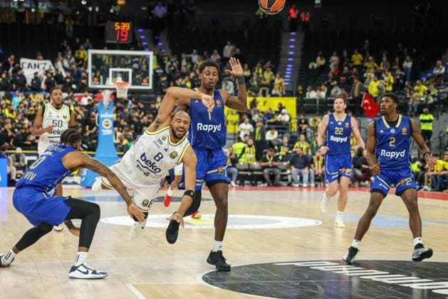 Talen Horton Tucker (Fenerbahce Beko Istanbul, 08) im Fall mit Jaylen Hoard (Maccabi Rapyd Tel Aviv, 01) un d OShae J. Brissett (Maccabi Rapyd Tel Aviv, 10), mit Jimmy Clark (Maccabi Rapyd Tel Aviv, 02), GER, Fenerbahce Beko Istanbul vs. Maccabi Rapyd Tel Aviv, Basketball, Euroleague, 10. Spieltag, Saison 2025 2026, 11.11.2025, GER, Fenerbahce Beko Istanbul vs. Maccabi Rapyd Tel Aviv, Basketball, Euroleague, 10. Spieltag, Saison 2025 2026, 11.11.2025 Muenchen Copyright: xEibner-Pressefoto JennixMaulx EP_JML