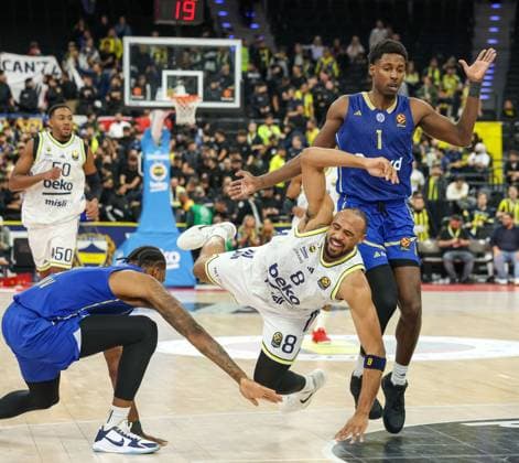Talen Horton Tucker (Fenerbahce Beko Istanbul, 08) im Fall mit Jaylen Hoard (Maccabi Rapyd Tel Aviv, 01) un d OShae J. Brissett (Maccabi Rapyd Tel Aviv, 10), GER, Fenerbahce Beko Istanbul vs. Maccabi Rapyd Tel Aviv, Basketball, Euroleague, 10. Spieltag, Saison 2025 2026, 11.11.2025, GER, Fenerbahce Beko Istanbul vs. Maccabi Rapyd Tel Aviv, Basketball, Euroleague, 10. Spieltag, Saison 2025 2026, 11.11.2025 Muenchen Copyright: xEibner-Pressefoto JennixMaulx EP_JML