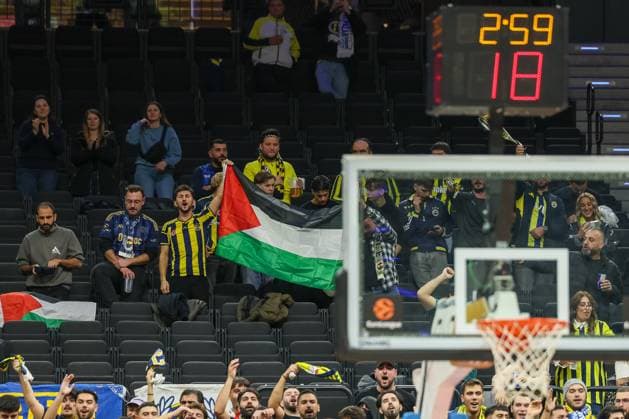 Palestina Flagge auf der Tribuene, GER, Fenerbahce Beko Istanbul vs. Maccabi Rapyd Tel Aviv, Basketball, Euroleague, 10. Spieltag, Saison 2025 2026, 11.11.2025, GER, Fenerbahce Beko Istanbul vs. Maccabi Rapyd Tel Aviv, Basketball, Euroleague, 10. Spieltag, Saison 2025 2026, 11.11.2025 Muenchen Copyright: xEibner-Pressefoto JennixMaulx EP_JML