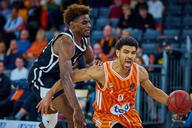 Zweikampf, Duell zwischen Kevin Kokila (Cosea JL Bourg-en-Bresse, 34) und Mark Smith (ratiopharm ulm, 13) GER, ratiopharm ulm vs. Cosea JL Bourg-en-Bresse, Basketball, 7. Spieltag, BKT EuroCup, Spielzeit 2025 2026, 11.11.2025 GER, ratiopharm ulm vs. Cosea JL Bourg-en-Bresse, Basketball, 7. Spieltag, BKT EuroCup, Spielzeit 2025 2026, 11.11.2025 Neu-Ulm Copyright: xEibner-Pressefoto GeraldxOelze-dexStoppanyx EP_ODS
