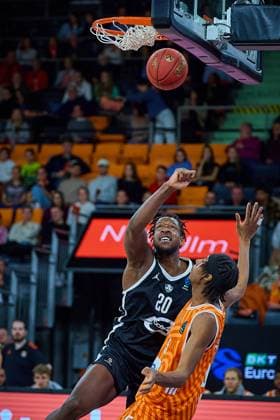 Zweikampf, Duell unter dem Korb zwischen Yvann Mbaya (Cosea JL Bourg-en-Bresse, 20b) und Mohamed Diakite (ratiopharm ulm, 05) GER, ratiopharm ulm vs. Cosea JL Bourg-en-Bresse, Basketball, 7. Spieltag, BKT EuroCup, Spielzeit 2025 2026, 11.11.2025 GER, ratiopharm ulm vs. Cosea JL Bourg-en-Bresse, Basketball, 7. Spieltag, BKT EuroCup, Spielzeit 2025 2026, 11.11.2025 Neu-Ulm Copyright: xEibner-Pressefoto GeraldxOelze-dexStoppanyx EP_ODS