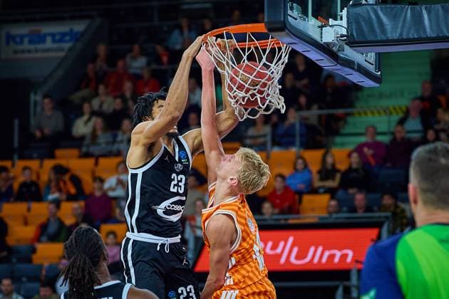 Dunk von Rickardo Lindo (Cosea JL Bourg-en-Bresse, 23) gegen Teo Milicic (ratiopharm ulm, 44) GER, ratiopharm ulm vs. Cosea JL Bourg-en-Bresse, Basketball, 7. Spieltag, BKT EuroCup, Spielzeit 2025 2026, 11.11.2025 GER, ratiopharm ulm vs. Cosea JL Bourg-en-Bresse, Basketball, 7. Spieltag, BKT EuroCup, Spielzeit 2025 2026, 11.11.2025 Neu-Ulm Copyright: xEibner-Pressefoto GeraldxOelze-dexStoppanyx EP_ODS