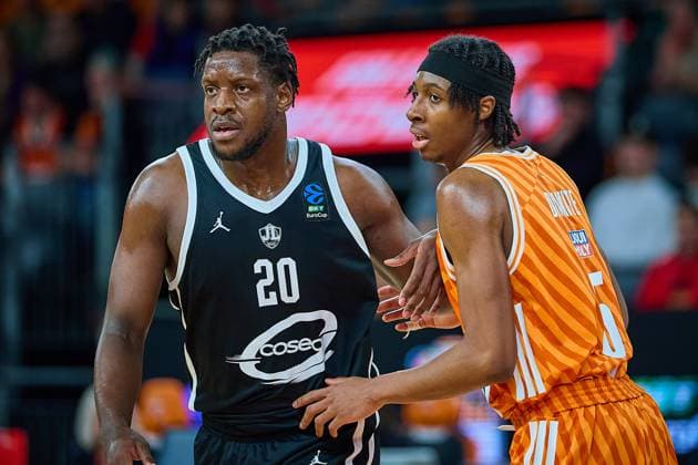 Positionskampf Yvann Mbaya (Cosea JL Bourg-en-Bresse, 20b) und Mohamed Diakite (ratiopharm ulm, 05) GER, ratiopharm ulm vs. Cosea JL Bourg-en-Bresse, Basketball, 7. Spieltag, BKT EuroCup, Spielzeit 2025 2026, 11.11.2025 GER, ratiopharm ulm vs. Cosea JL Bourg-en-Bresse, Basketball, 7. Spieltag, BKT EuroCup, Spielzeit 2025 2026, 11.11.2025 Neu-Ulm Copyright: xEibner-Pressefoto GeraldxOelze-dexStoppanyx EP_ODS