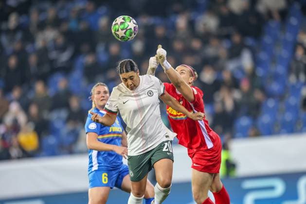 AUT, München, SKN St. Pölten vs Chelsea London, Women s Champions League, UEFA, Saison 2526, NV Arena, 3. Spieltag im Bild v.l.n.r: Sam Kerr (Chelsea London 20), Carina Schlüter (St. Pölten 33) DFB DFL REGULATIONS PROHIBIT ANY USE OF PHOTOGRAPHS AS IMAGE SEQUENCES AND OR QUASI-VIDEO, 11.11.2025, Copyright: HMBxMedia HendrikxHamelau