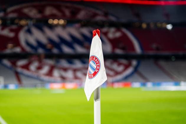 Eckfahne mit dem Logo des FC Bayern Muenchen in Richtung Nordkurve der Allianz-Arena GER, FC Bayern Muenchen Frauen vs. Arsenal Woman FC, Fussball, Champions League Frauen, Ligaphase 3. Spieltag , Saison 2025 2026, 12.11.2025. GER, FC Bayern Muenchen Frauen vs. Arsenal Woman FC, Fussball, Champions League Frauen, Ligaphase 3. Spieltag , Saison 2025 2026, 12.11.2025. Muenchen Copyright: xEibner-Pressefoto FranzxFeinerx EP_HFR