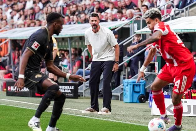 Sandro Wagner, Deutschland, Fußballtrainer, FC Augsburg, Bundesliga, ehemaliger Nationalspieler, Stürmer, Karriereende 2020, Trainerlaufbahn, DFB-Auswahl, Bayern München, SV Darmstadt 98, TSG Hoffenheim, Hertha BSC, Bayern-Nachwuchs, Nationalmannschaft, Deutscher Meister, Pokalsieger, Fußballkarriere, Trainerprofil, sportliche Laufbahn, Fußballbiografie, Jugendtrainer, Ex-Profi, Bundesliga-Coach, Spielerkarriere, Münchner Fußballschule, Karriereweg, Fußballausbildung, sportliche Erfolge, Spielerpersönlichkeit, Bundesliga, Taktik, sportliche Leitung, Motivationstrainer, sportlicher Werdegang, deutsche Fußballkultur, ehemaliger Spieler, sportliche Entwicklung, FC Augsburg Trainer, Fußballkarriere Deutschland, Coachingkarriere, Karriereumstieg, sportliches Vorbild, Trainerentwicklung, DFB-Erfahrung, Fußballtrainer Deutschland, Fußballanalyse, Spielerentwicklung, Vereinskarriere, Fußballgeschichte, sportliche Erfahrung, Karriereverlauf, deutscher Fußball. Copyright: xLukaxKolanovicx
