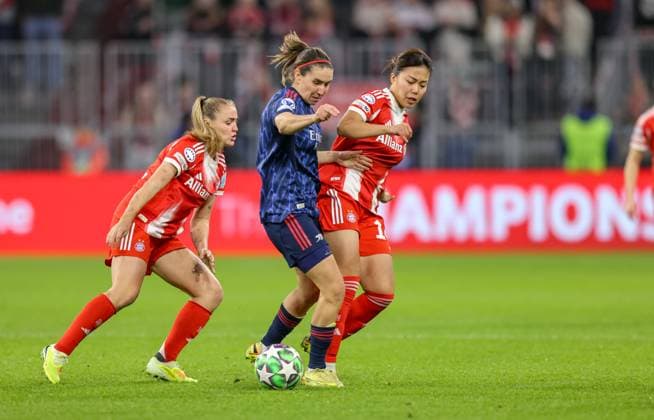 DEU, München, FC Bayern München vs Arsenal London, Women s Champions League, UEFA, Saison 2526, Allianz Arena, 3. Spieltag im Bild v.l.n.r: Georgia Stanway (Bayern München 31), Mariona Caldentey (Arsenal London 8), Momoko Tanikawa (Bayern München 18) DFB DFL REGULATIONS PROHIBIT ANY USE OF PHOTOGRAPHS AS IMAGE SEQUENCES AND OR QUASI-VIDEO, 12.11.2025 Copyright: HMBxMedia HendrikxHamelau