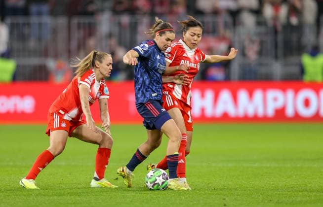 DEU, München, FC Bayern München vs Arsenal London, Women s Champions League, UEFA, Saison 2526, Allianz Arena, 3. Spieltag im Bild v.l.n.r: Georgia Stanway (Bayern München 31), Mariona Caldentey (Arsenal London 8), Momoko Tanikawa (Bayern München 18) DFB DFL REGULATIONS PROHIBIT ANY USE OF PHOTOGRAPHS AS IMAGE SEQUENCES AND OR QUASI-VIDEO, 12.11.2025 Copyright: HMBxMedia HendrikxHamelau