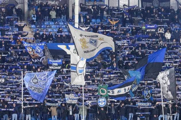 Die Ultras vom SV Waldhof Mannheim schwenken in der Fankurve ihre Fahnen, Heimfans, Fanblock, freuen sich aufs Spiel, Fans, Publikum, Zuschauer, Stimmung, Atmosphäre, Stadion, 12.11.2025, Mannheim (Deutschland), Fussball, bfv-Rothaus-Pokal, Viertelfinale, SV Waldhof Mannheim - FC-Astoria Walldorf, DFB DFL REGULATIONS PROHIBIT ANY USE OF PHOTOGRAPHS AS IMAGE SEQUENCES AND OR QUASI-VIDEO.