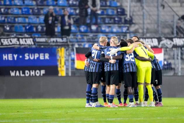 Spieler vom SV Waldhof Mannheim (SVWM), schwören sich mit einem Mannschaftskreis vor dem Anpfiff ein, Kreis, Teamkreis, Konzentration, Kameradschaft, Ansprache, Motivation, 12.11.2025, Mannheim (Deutschland), Fussball, bfv-Rothaus-Pokal, Viertelfinale, SV Waldhof Mannheim - FC-Astoria Walldorf, DFB DFL REGULATIONS PROHIBIT ANY USE OF PHOTOGRAPHS AS IMAGE SEQUENCES AND OR QUASI-VIDEO.