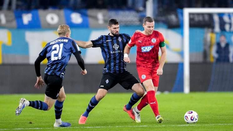 v.li.: Julian Rieckmann (SVWM, 21), Tim Sechelmann (SVWM, 4), Marcel Carl (FC Astoria, 9), Zweikampf, Spielszene, Duell, duel, tackle, tackling, Dynamik, Action, Aktion, 12.11.2025, Mannheim (Deutschland), Fussball, bfv-Rothaus-Pokal, Viertelfinale, SV Waldhof Mannheim - FC-Astoria Walldorf, DFB DFL REGULATIONS PROHIBIT ANY USE OF PHOTOGRAPHS AS IMAGE SEQUENCES AND OR QUASI-VIDEO.