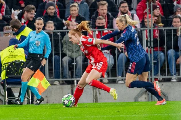 Kampf um den Ball Zweikampf zwischen Stine Ballisager Pedersen (FC Bayern Muenchen Frauen, 03) und Stina Blackstenius (Arsenal Woman FC, 25) GER, FC Bayern Muenchen Frauen vs. Arsenal Woman FC, Fussball, Champions League Frauen, Ligaphase 3. Spieltag , Saison 2025 2026, 12.11.2025. GER, FC Bayern Muenchen Frauen vs. Arsenal Woman FC, Fussball, Champions League Frauen, Ligaphase 3. Spieltag , Saison 2025 2026, 12.11.2025. Muenchen Copyright: xEibner-Pressefoto FranzxFeinerx EP_HFR