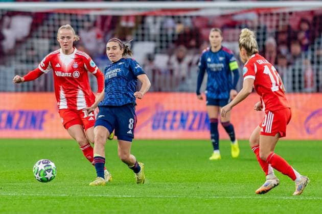 Kampf um den Ball Zweikampf zwischen Lea Schueller (FC Bayern Muenchen Frauen, 11) und Mariona Caldentey(Arsenal Woman FC, 8) GER, FC Bayern Muenchen Frauen vs. Arsenal Woman FC, Fussball, Champions League Frauen, Ligaphase 3. Spieltag , Saison 2025 2026, 12.11.2025. GER, FC Bayern Muenchen Frauen vs. Arsenal Woman FC, Fussball, Champions League Frauen, Ligaphase 3. Spieltag , Saison 2025 2026, 12.11.2025. Muenchen Copyright: xEibner-Pressefoto FranzxFeinerx EP_HFR