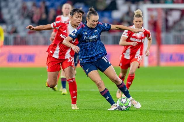 Kampf um den Ball Zweikampf zwischen Momoko Tanikawa (FC Bayern Muenchen Frauen, 18) und Caitlin Foord (Arsenal Woman FC, 19) GER, FC Bayern Muenchen Frauen vs. Arsenal Woman FC, Fussball, Champions League Frauen, Ligaphase 3. Spieltag , Saison 2025 2026, 12.11.2025. GER, FC Bayern Muenchen Frauen vs. Arsenal Woman FC, Fussball, Champions League Frauen, Ligaphase 3. Spieltag , Saison 2025 2026, 12.11.2025. Muenchen Copyright: xEibner-Pressefoto FranzxFeinerx EP_HFR