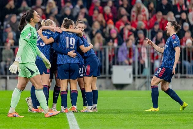 Die Englaenderinnen bejubeln mit Emily Fox (Arsenal Woman FC, 2) deren fruehes Tor zum 0:1, Maria Luisa Grohs (Torfrau, FC Bayern Muenchen Frauen, 01) ist dementsprechend bedient GER, FC Bayern Muenchen Frauen vs. Arsenal Woman FC, Fussball, Champions League Frauen, Ligaphase 3. Spieltag , Saison 2025 2026, 12.11.2025. GER, FC Bayern Muenchen Frauen vs. Arsenal Woman FC, Fussball, Champions League Frauen, Ligaphase 3. Spieltag , Saison 2025 2026, 12.11.2025. Muenchen Copyright: xEibner-Pressefoto FranzxFeinerx EP_HFR