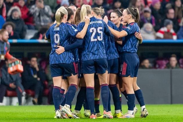 Die Englaenderinnen bejubeln mit Mariona Caldentey(Arsenal Woman FC, 8) deren Tor zum 0:2 GER, FC Bayern Muenchen Frauen vs. Arsenal Woman FC, Fussball, Champions League Frauen, Ligaphase 3. Spieltag , Saison 2025 2026, 12.11.2025. GER, FC Bayern Muenchen Frauen vs. Arsenal Woman FC, Fussball, Champions League Frauen, Ligaphase 3. Spieltag , Saison 2025 2026, 12.11.2025. Muenchen Copyright: xEibner-Pressefoto FranzxFeinerx EP_HFR